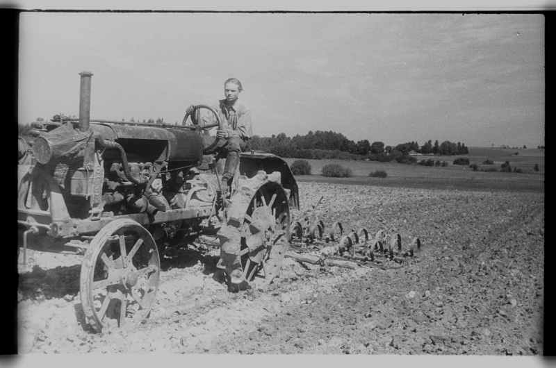 Maa kobestamine traktori järel veetava kultivaator-äkkega
