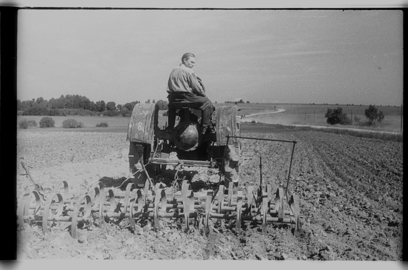 Maa kobestamine traktori järel veetava kultivaator-äkkega