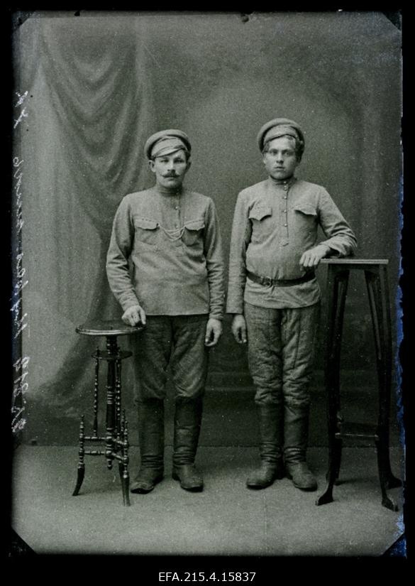 Kaks sõjaväelast, (foto tellija Grigori Kuratnik).