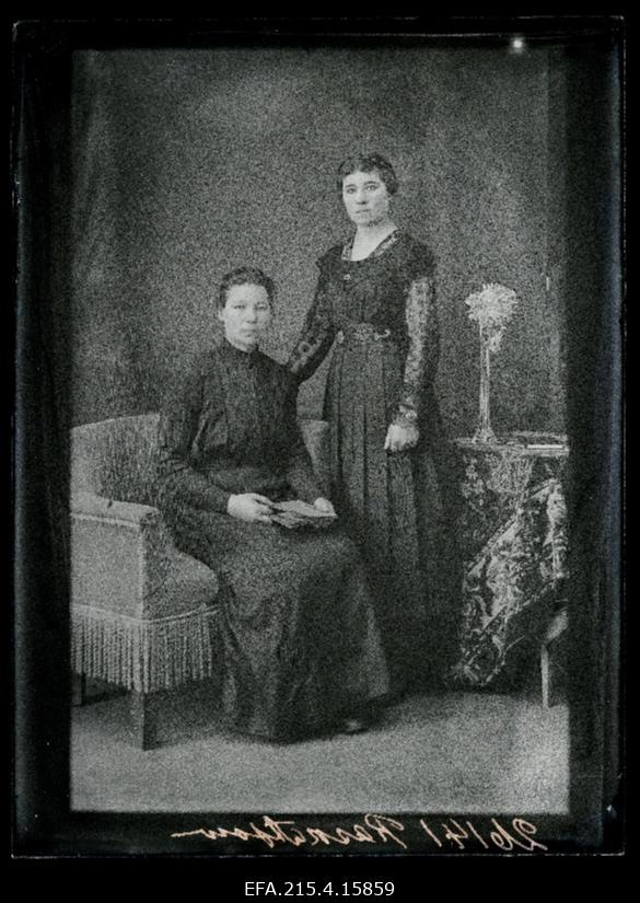 Kaks naist, (foto tellija Raskatsoff [Raskatsov]).