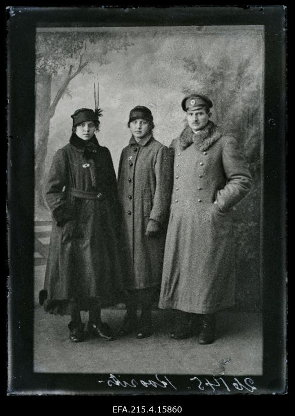 Sõjaväelane Koorits kahe naisega.