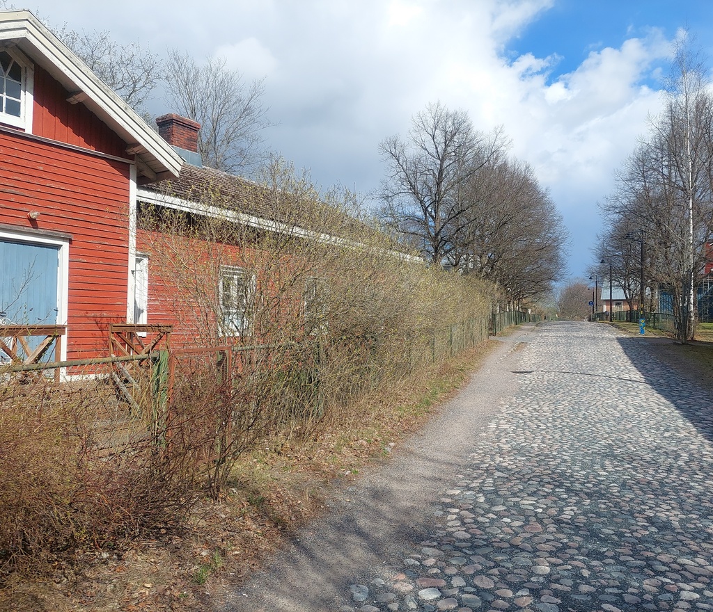 Vasemmalla 1860-luvulla rakennettu Pitkä kasarmi ja oikealla näkyy 1940-luvun jälleenrakennustalon kulmaa Maantiellä kuvattuna 1970-luvulla. Kuva: Riihimäen kaupunginmuseo rephoto
