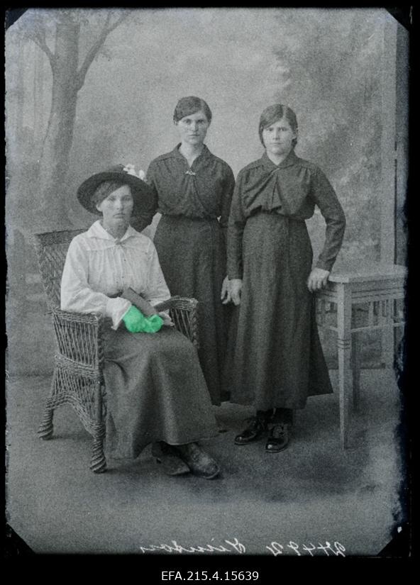 Grupp naisi, (foto tellija Simson).