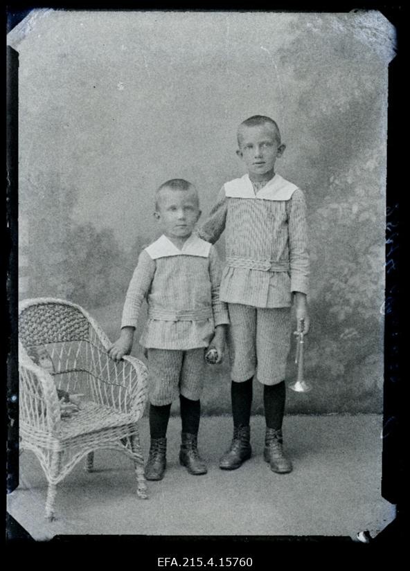 Kaks poissi, (foto tellija Puskar).