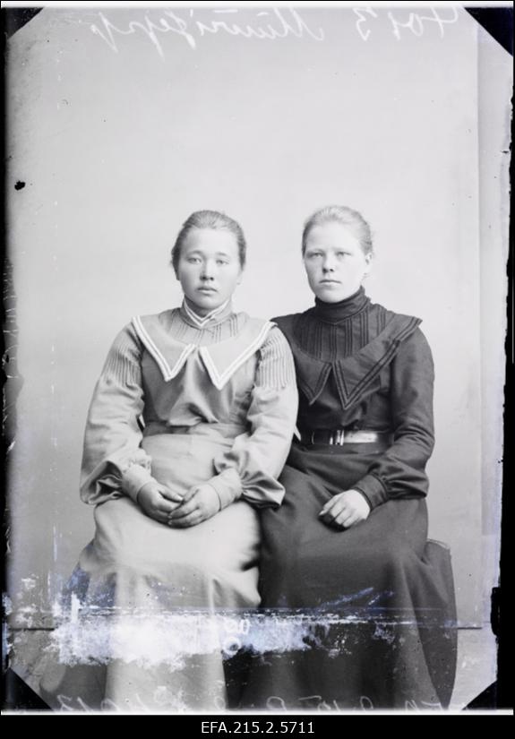 Kaks naist, (foto tellija Müürisepp).