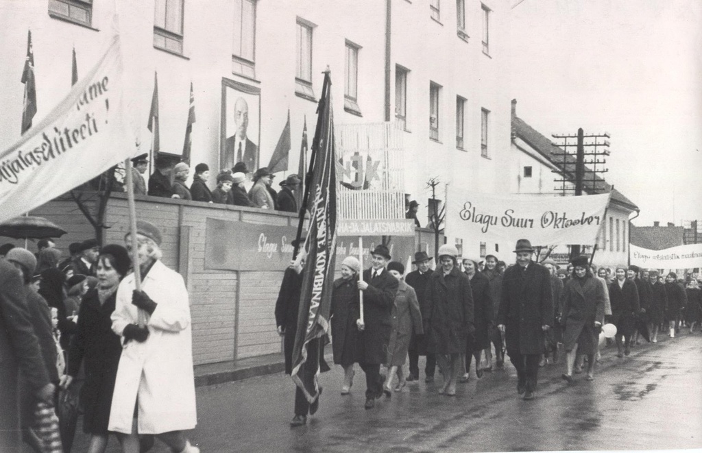 Foto. Võru Naha- ja Jalatsivabriku  kolonn ülelinnalisel SSOR 50. aaastapäeva demonstratsioonil.
