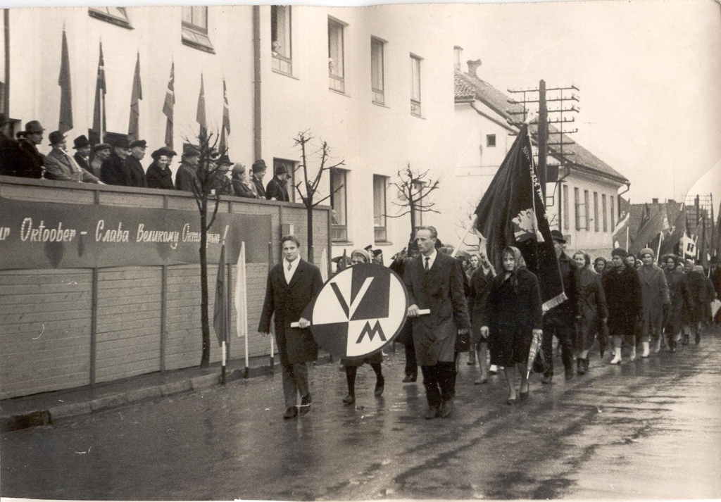 Foto. Võru Metsakombinaadi kolonn ülelinnalisel SSOR 50. aaastapäeva demonstratsioonil.