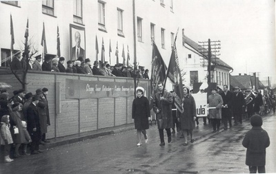 Foto. Võru Teeninduskombinaat "Tamula" kolonn ülelinnalisel SSOR 50. aaastapäeva demonstratsioonil.  similar photo