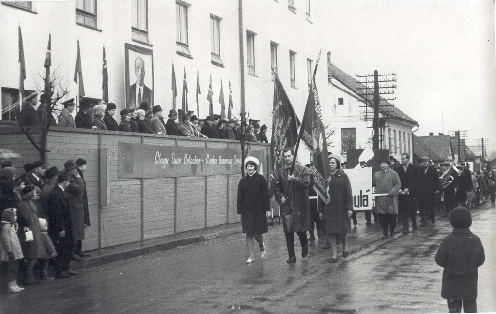 Foto. Võru Teeninduskombinaat "Tamula" kolonn ülelinnalisel SSOR 50. aaastapäeva demonstratsioonil.
