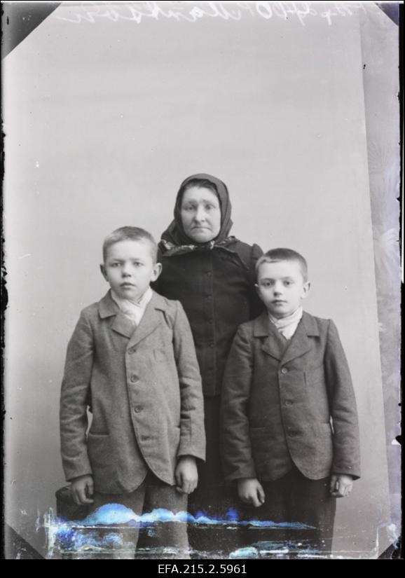 Vanaproua ja kaks poissi, (foto tellija Martson).