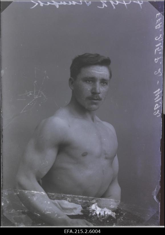 Anton Kuusik muskleid demonstreerimas.