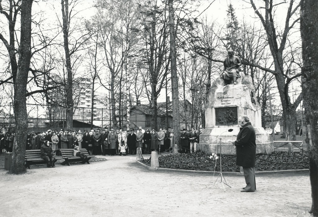 Foto. Tiit, Elmar , Võru RSN TK esimees esineb Kreutzwaldi mälessamba juures Võru haigla avamisel 15. mail 1982.a.
