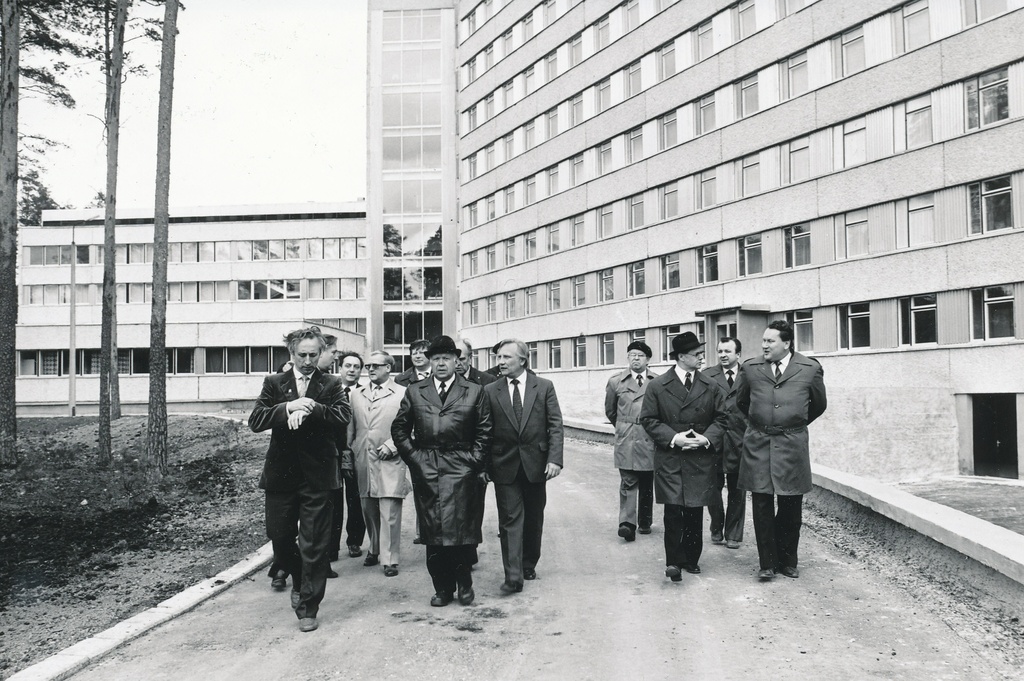 Foto. Võru haigla avamine 15.mail 1982.a. Peaarst Hillar Kalda koos partei- ja valitsustegelestega ringkäiku tegemas.