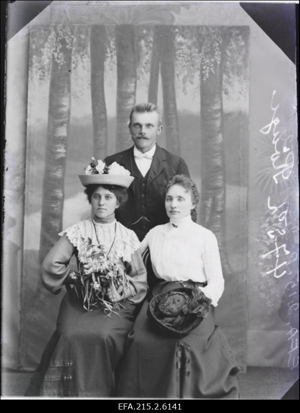 Grupp inimesi, paremal istub Rouge [Rõuge].