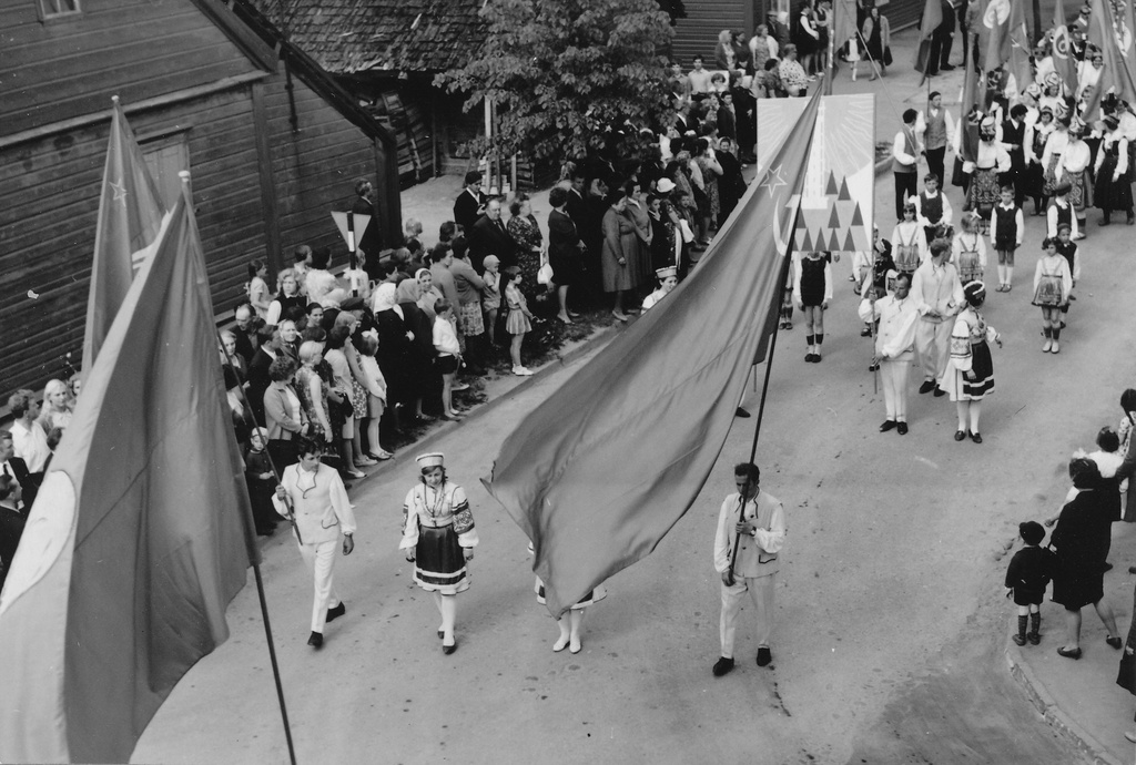 Foto. Võru rajooni 1969.a. laulupäeva kolonn.