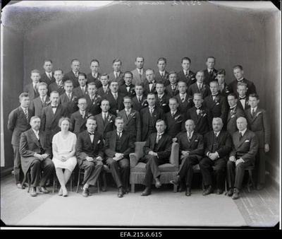 Viljandi Maakonna Poeglaste Gümnaasiumi lõpetajad ja õpetajad.  duplicate photo