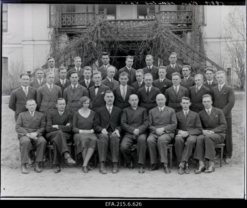 Õisu piimanduskooli õpetajad ja õpilased.