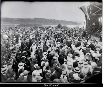 Pealtvaatajad Viljandimaa laulupäeval (Viljandi laulupeol).  similar photo