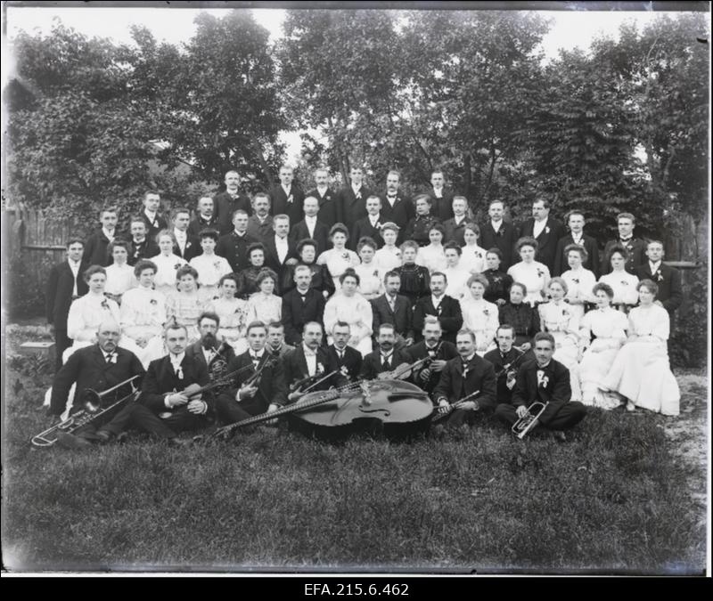 Viljandi Seltskondliku Ühisuse Koit 1907.a. korraldatud laulupeost osavõtjad; I reas vasakul (pasunaga) keiserliku õuekoori solist Jaakson, teiste hulgas ka helilooja A. Läte.