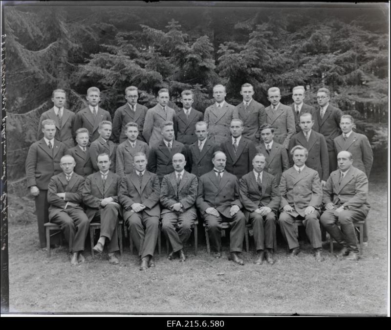 Olustvere põllutöökeskkooli õpetajad ja lõpetajad.