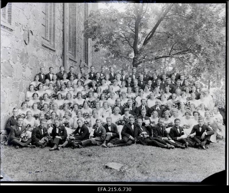 Viljandi Maakoguduse leerilapsed. Kolmandas reas pastor Jaan Lattik.