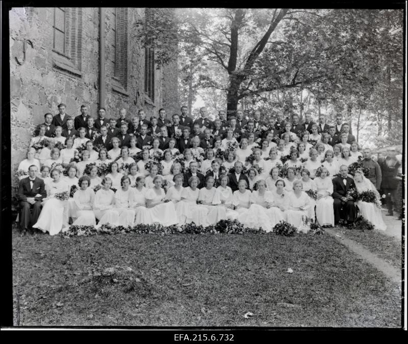 Viljandi Pauluse kiriku leerilapsed.