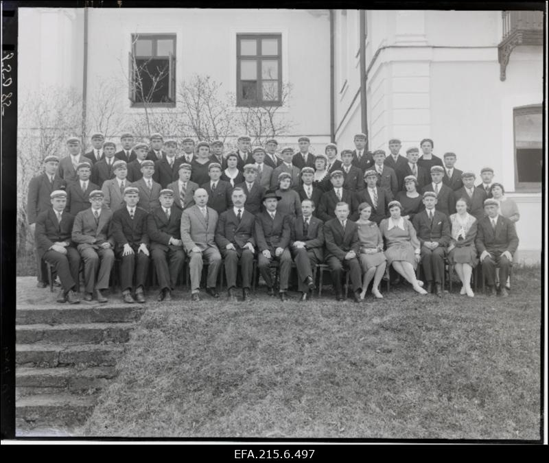 Õisu piimanduskooli õpetajad ja õpilased.