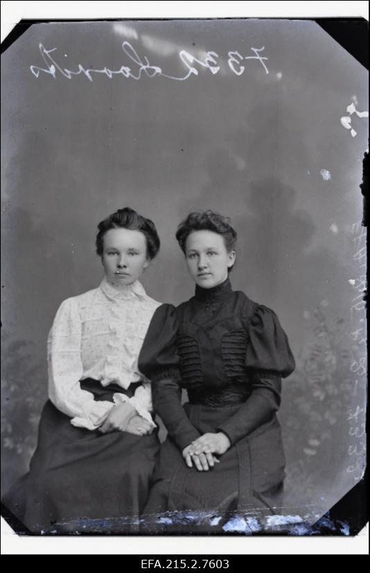 Kaks naist, vasakul [Liisa] Loorits.