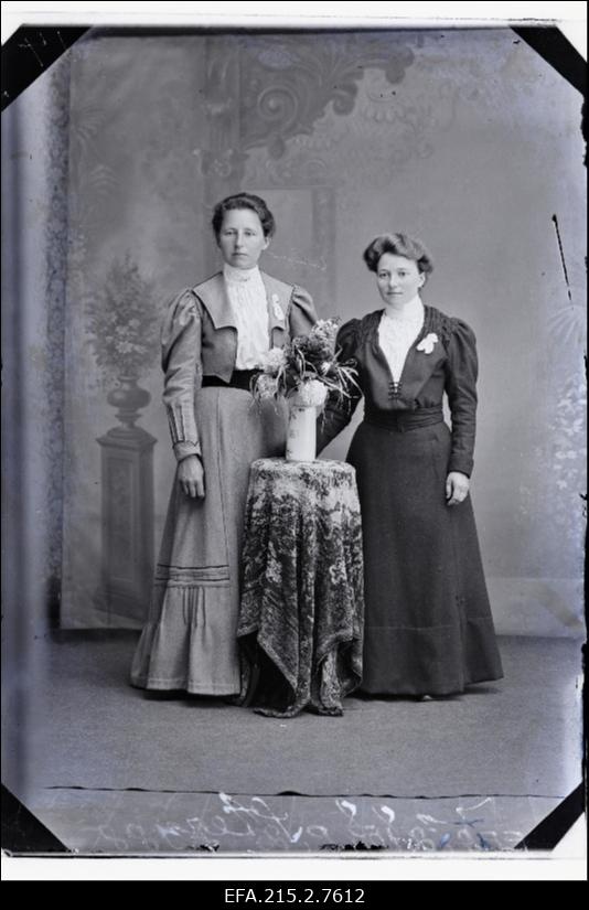 Kaks naist, paremal Stern.