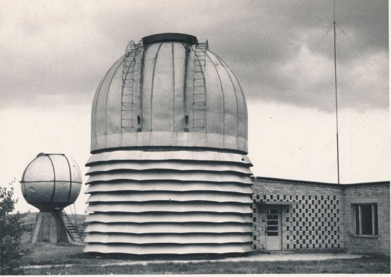 Foto. Haapsalu rajooni koolide direktorid külas Valga rajoonis 22.-24.mai 1966.a. Tõravere observatoorium. 
Foto: Ilmarine Möldri.
