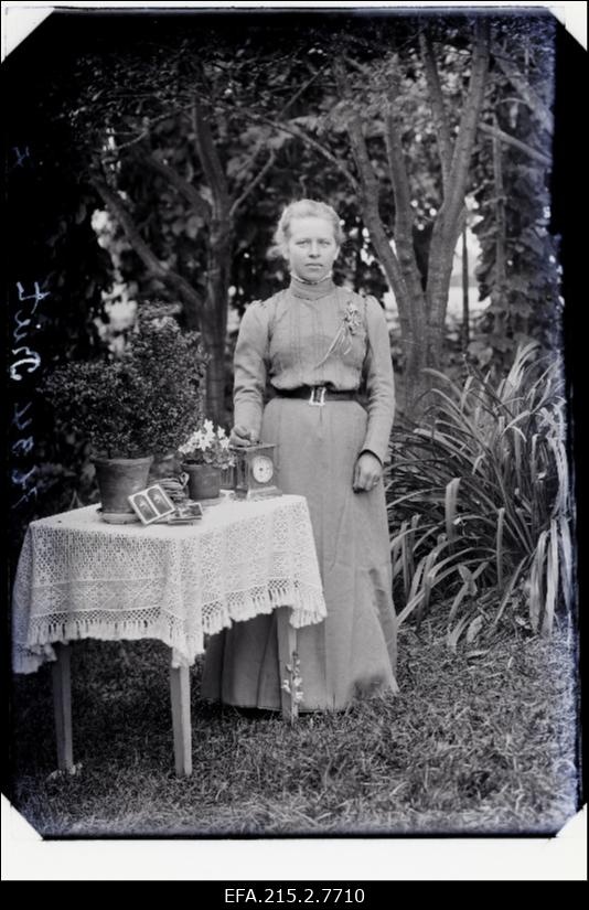 Naine aias, (foto tellija Riet).