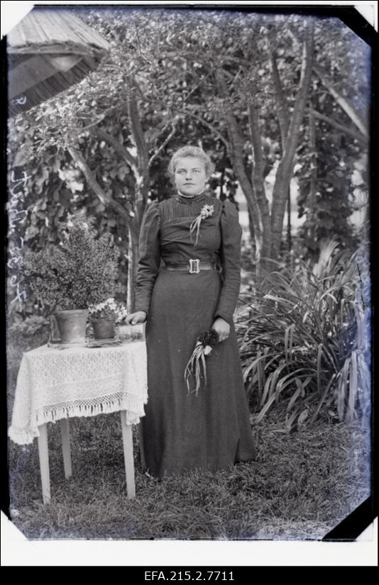 Naine aias, (foto tellija Riet).