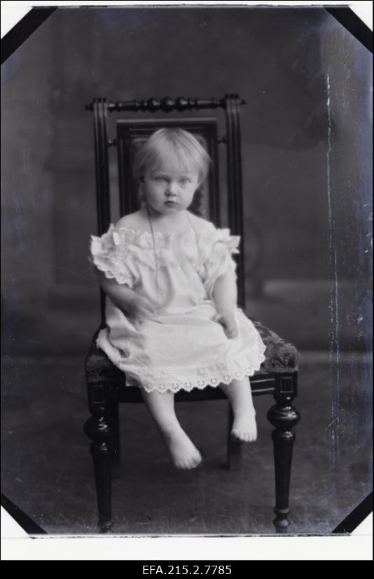 Väike tüdruk, (foto tellija Ogurzoff [Ogurtsov]).
