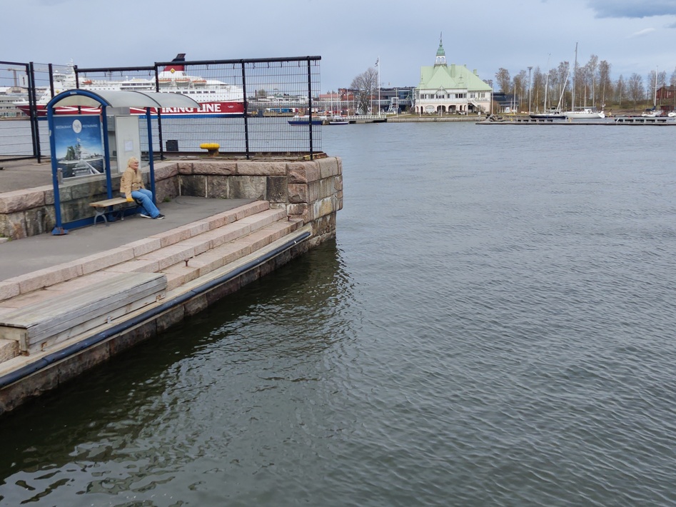 Ihmisiä Kalliolinnan laiturilla. Kalliolinnantie 12 (Itäinen Kaivopuisto 16). Taustalla Nyländska Jaktklubben, Valkosaarenkari. rephoto