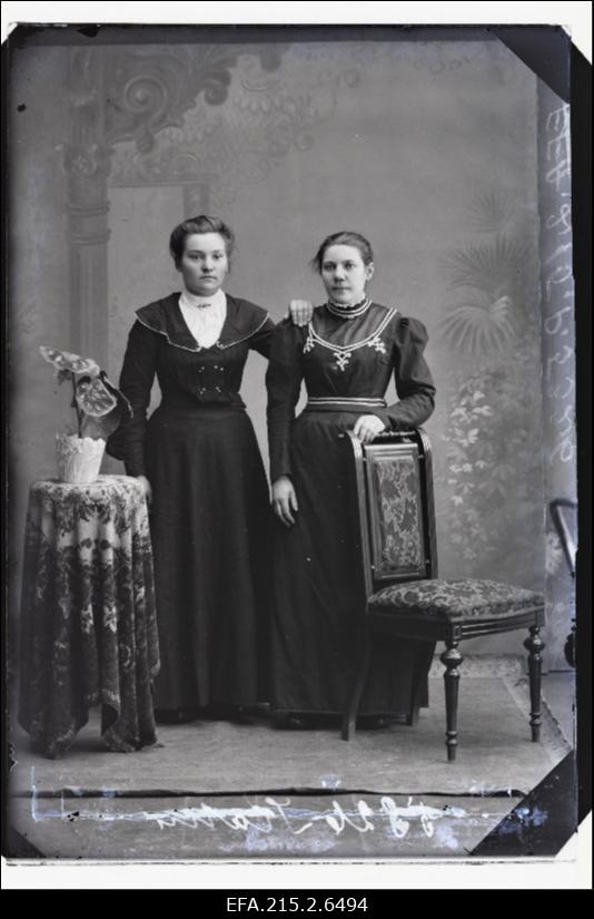 Kaks naist, (foto tellija Kahn).