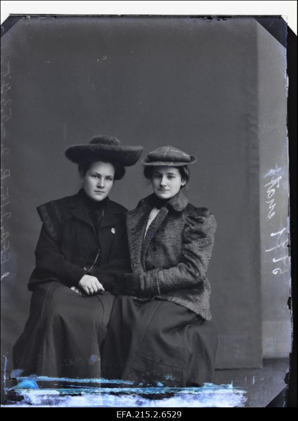 Kaks naist, (foto tellija Schmidt).