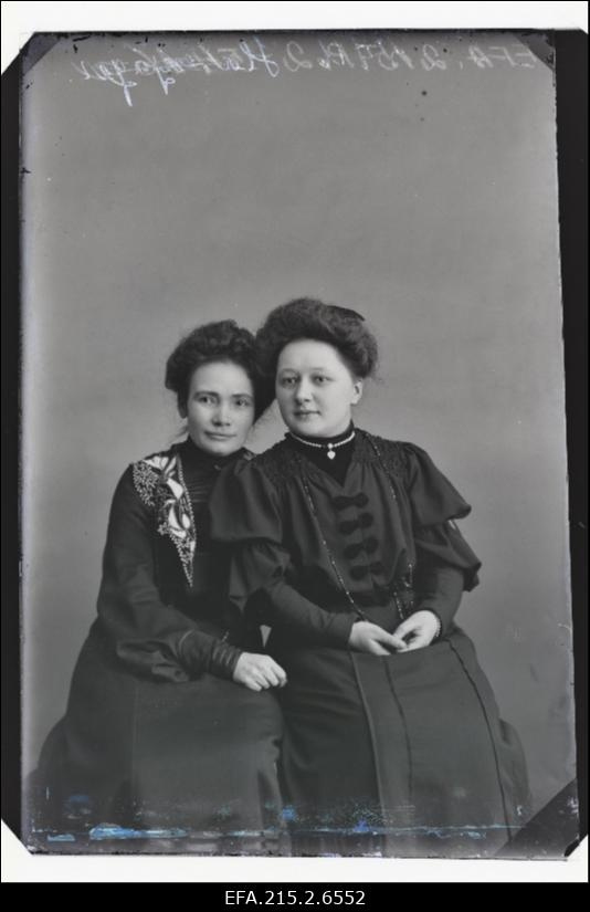 Kaks naist, (foto tellija Hasenjäger).