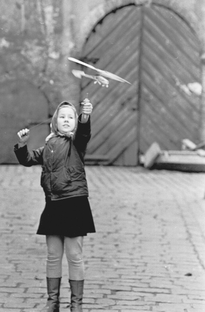 Riia. Tüdruk helikopterit lennutamas.