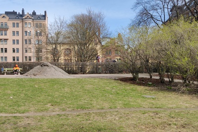 Perämiehenkatu 13. Etualalla Telakanpuistikkoa. rephoto