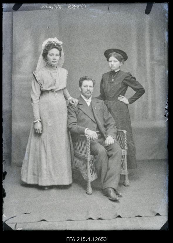 Noorpaar Alwer (Alver) ja tütarlaps.