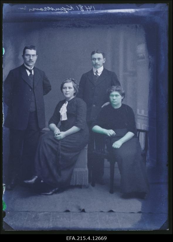 Grupp inimesi, (foto tellija Kosenkranius).