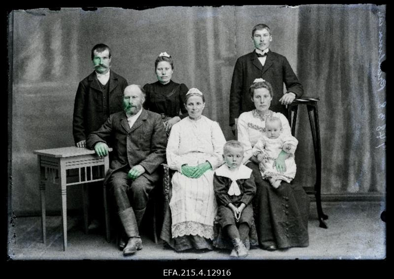 Grupp inimesi, (foto tellija Pruulmann).