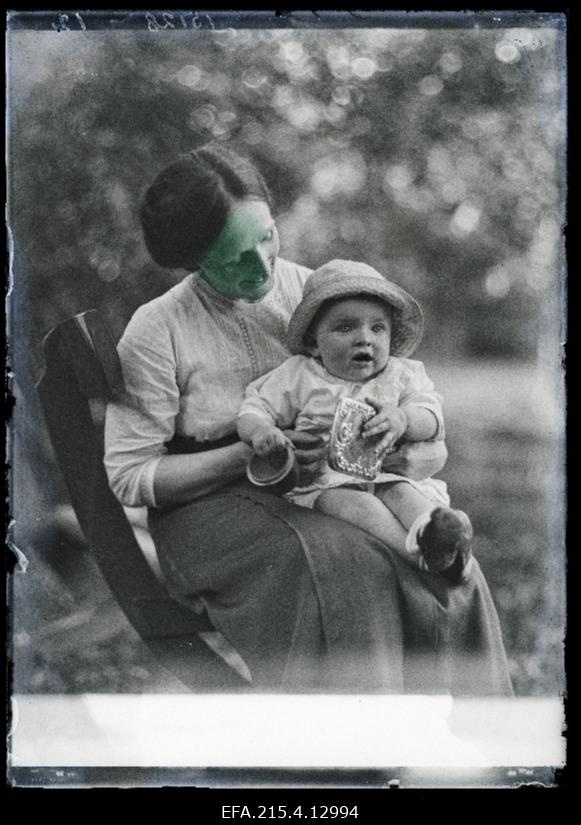 Naine lapsega, (foto tellija von Stryk).