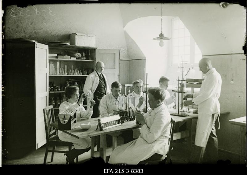 Õisu piimaasjanduse kooli õpilased kooli laboratooriumis.