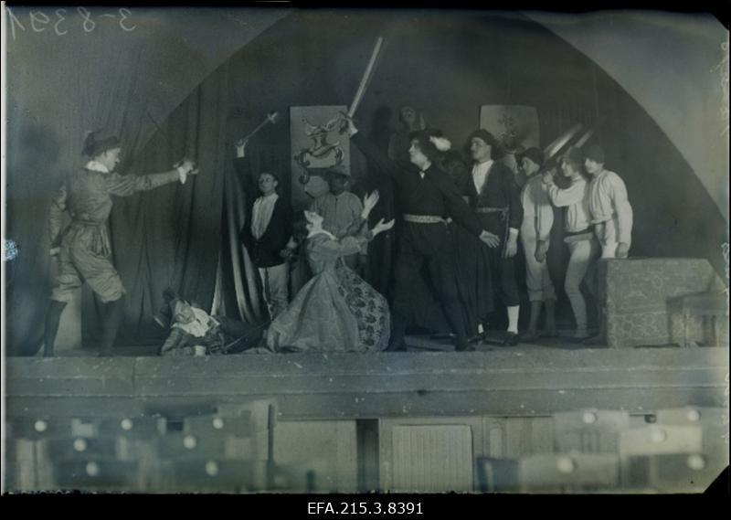 Stseen E. Bornhöhe Tasuja dramatiseeringust teatri Ugala laval.