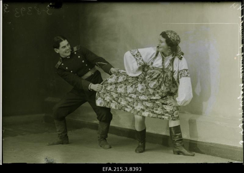 Näitlejad Alfred Mering ja Frizzi Reinike Ugala teatri laval.