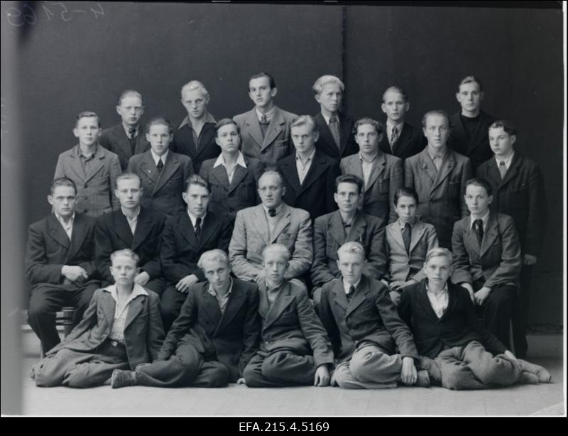 Viljandi tööstuskooli õpilased.