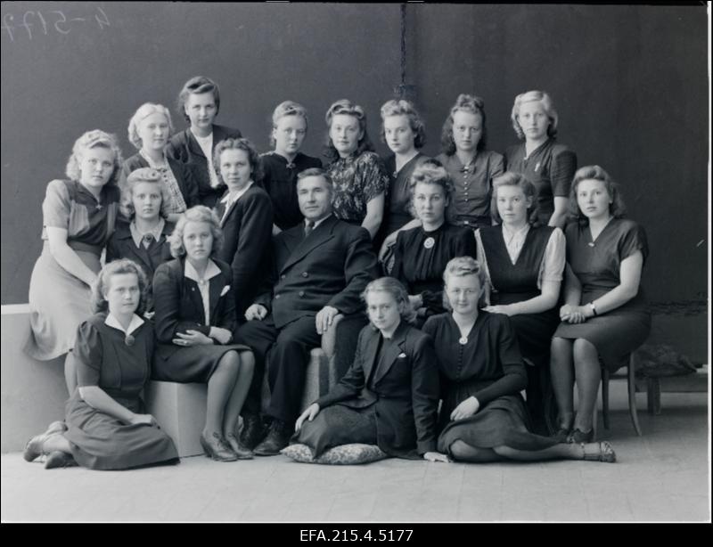 Põltsamaa linna ja ümbruskonna õpetajate täienduskursusest osavõtjad.