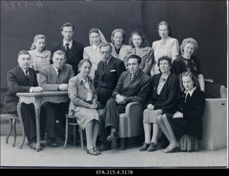 Viljandi Muusikakooli õppejõud ja direktor Augustin Pung (laua taga vasakult 1.).