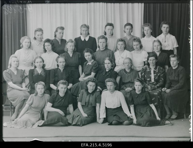 Viljandi Naiskutsekooli õmblusklassi õpilased.